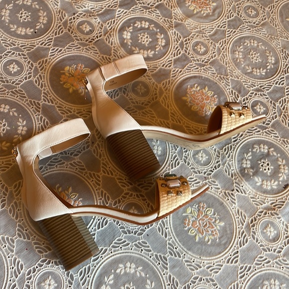 Nice pair of 7.5 casual heels for jean genie or who? - Picture 4 of 4